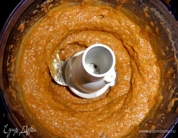 К овощам добавить анчоусы и каперсы и измельчить.