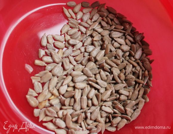 все смешиваем , добавляем семечки , заправляем маионезом, и можно добавить чайную ложечку горчицы, для пикантности..ну очень вкусно! Приятного аппетита.