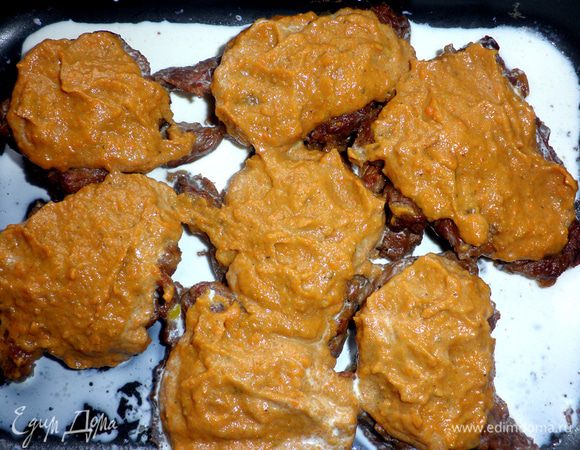 Разогреть духовку до 200г, в форму для запекания выложить ломтики обжаренного мяса. На каждый положить по 2 ст л приготовленного соуса. Влить в форму сливки. Запекать жаркое в духовке 15 мин.