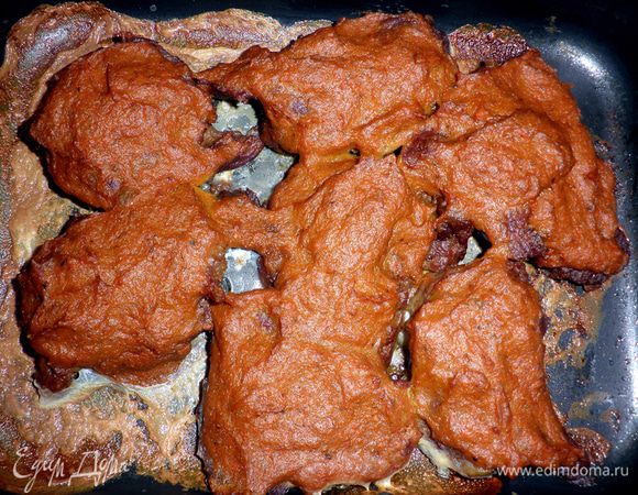 Мясо получается очень нежным с пикантным запечённым соусом - "подушечкой" сверху.