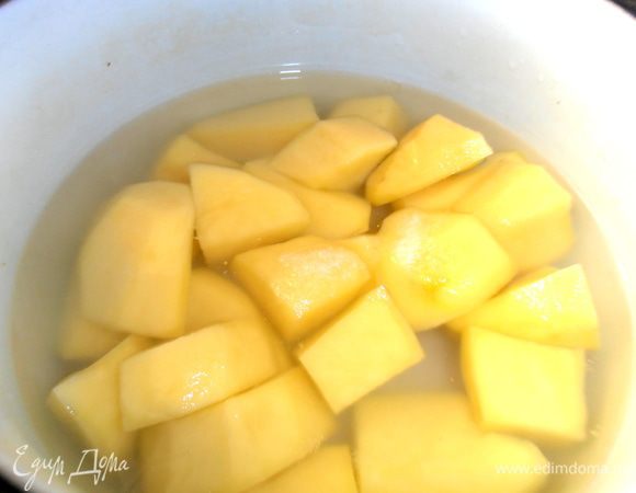 Картофель отварить...Для быстроты разрезаем на кусочки.