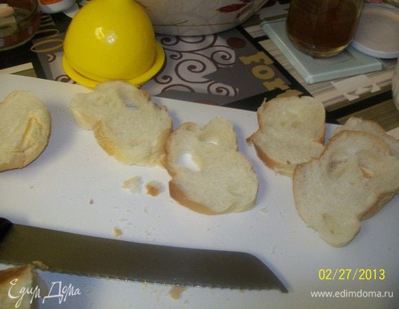 Нарезаем булку ломтиками не более 1 см. Форму для выпечки - у меня керамическая квадратная - смазываем маслом