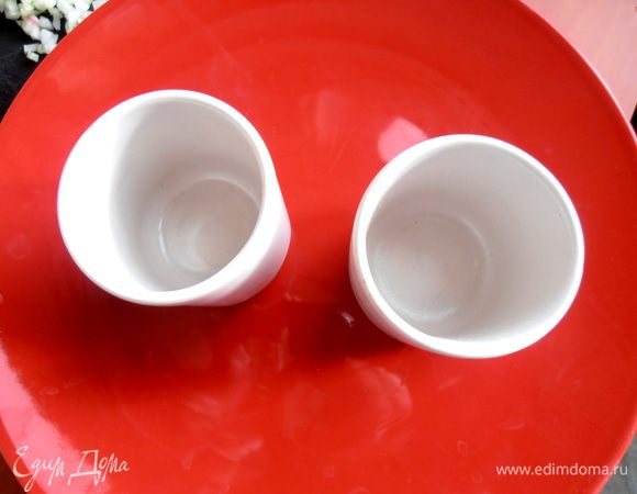 Необходимо большое праздничное блюдо,на которое устанавливаем стаканчики.Советую взять повыше,чтобы не было проблематично потом их вытащить...