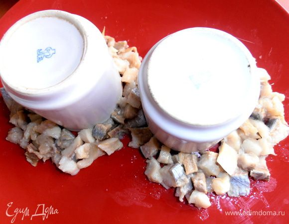 Вокруг стаканчиков раскладываем равномерно рыбку...