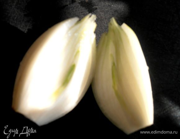 Лук мелко покрошить и можно ошпарить кипятком,если очень ядрёный!