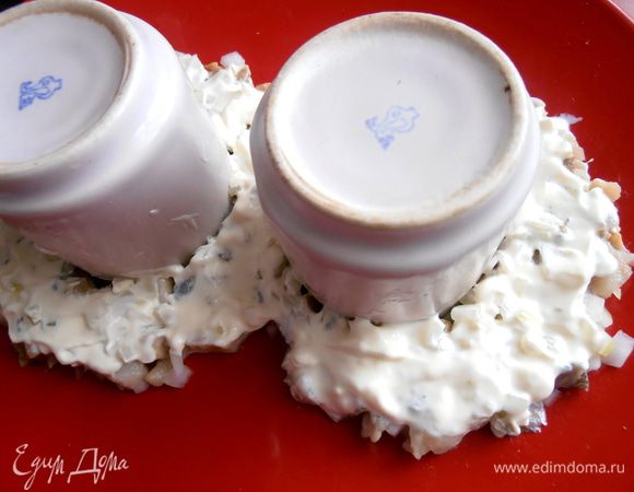 Сверху немного майонеза.