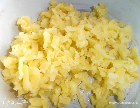 Картофель уже готов...,натираем его на крупной тёрке.