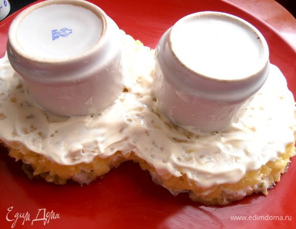 Промазываем слегка майонезом.