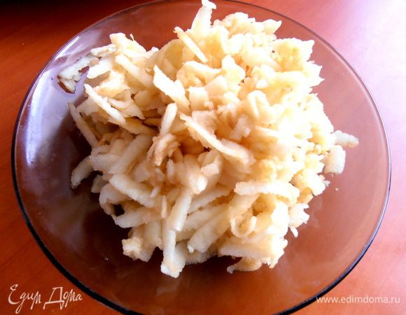 Яблочко небольшое без кожицы натираем на крупной тёрке.