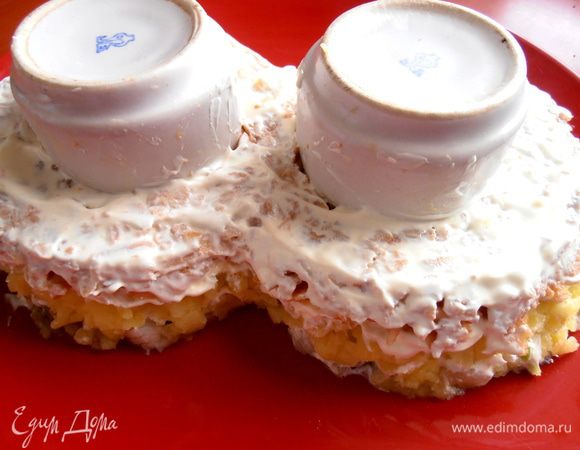 Немного пропитываем майонезом.