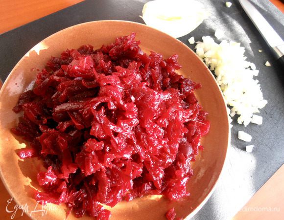 Отварную свеклу натираем тоже на крупной тёрке.