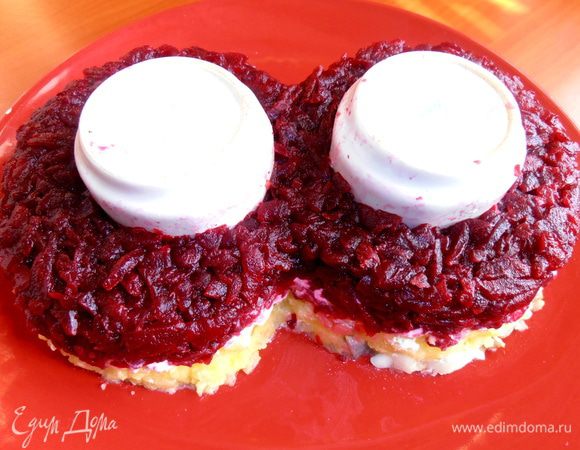 Выкладываем свеклу вокруг стаканчиков.