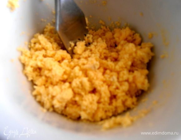 Отварные яйца чистим.Желтки отдельно разминаем вилкой.