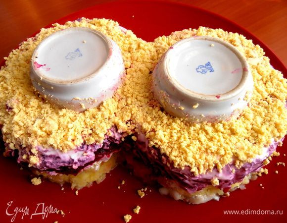 Аккуратно присыпаем желтки следующим слоем.