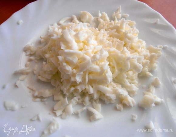 Белки натираем на крупной тёрке.