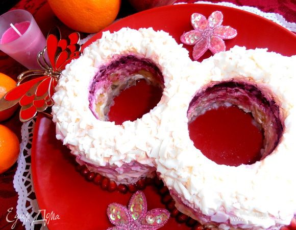 Займёмся оформлением!Кстати,если взять стаканчики разного диаметра,то и "восьмёрка" получится снизу больше,а сверху меньше!