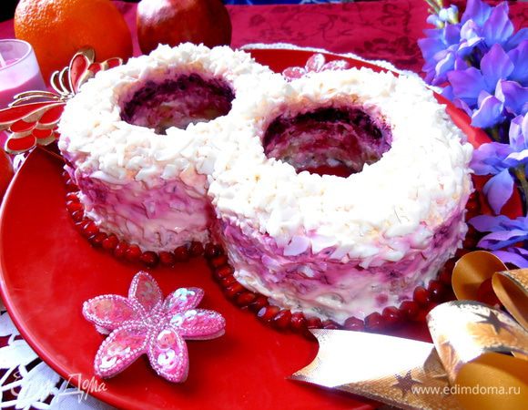 Промазывыем бока нашего салата,а гранатными зёрнами подчёркиваем линии нашей "восьмёрки"!