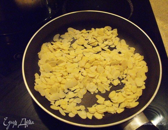 Булочку размочить в холодной воде. Миндаль обжарить без масла, грубо помолоть... Анчоусы промыть и измельчить... Лук и чеснок порезать мелко..