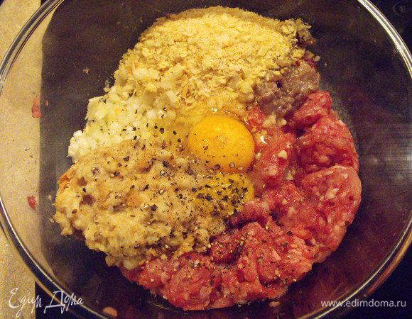 Смешать фарш,миндаль,анчоусы,лук,чеснок,булочку и яйцо.Добавить соль,горчицу,перец....Хорошо перемешать фарш и влажными руками слепить 12 крупных тефтелей