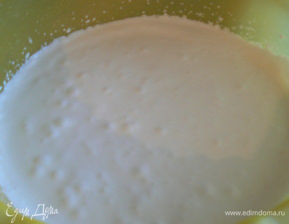 Сливки взбить до устойчивых пиков. Добавить натуральный йогурт и сахарную пудру.