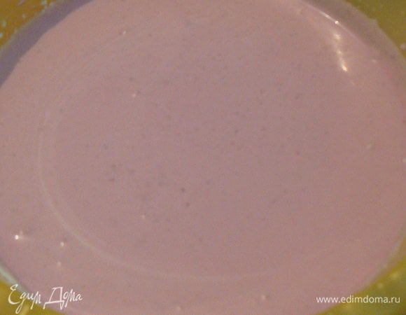 Желатин полностью растворить в холодной воде , затем нагреть,но не кипятить, немного остудить и тонкой струйкой влить в йогуртовую массу. .