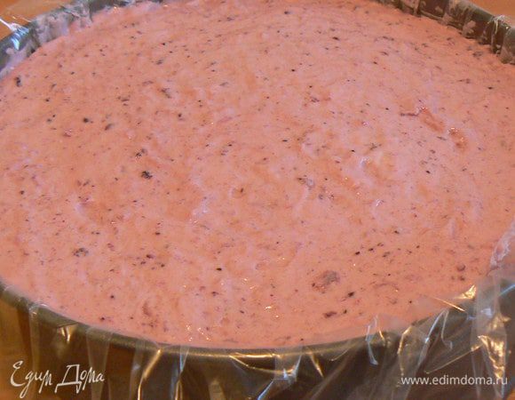 Разъемную форму выложить пленкой, на дно положить готовый остуженный корж, верх коржа пропитать.Сверху вылить йогуртовую массу.Поставить в холодильник до полного застывания.