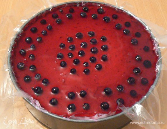 после застывания суфле, можно украсить торт готовым желе для торта,а у меня был морс черничный ,куда я добавила немного желатина.