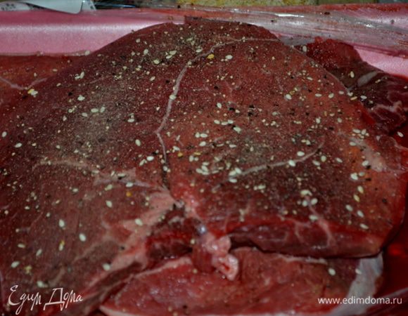 Стейки посолить и поперчить с двух сторон.
