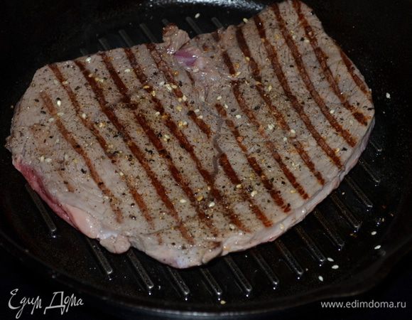 На одну сторону стейка обсыпать кунжутным семенем.Этой же стороной положить на разогретый гриль или сковороду.Посыпать др.часть кунжутным семенем.Готовить примерно по 2 мин. сторона для средней прожарки.Так проделать с каждым стейком.