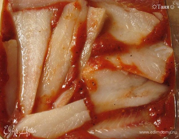 Соус выложить равномерно в посуду для духовки. 


( Я добавила свои любимые специи - добавила чуть-чуть перчика чили, щипоточку карри, соль, щипоточку сахара, чуть чуть кетчупа  и совсем немножко красного винного уксуса ).
 Разложить рыбу в один слой поверх соуса. ( Я присолила рыбу сверху  и приперчила ).
