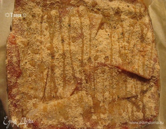 Обработать чиабатту в кухоннон комбайне, чтобы получилась крошка.


( У меня была готовая хлебная крошка, я добавила в  неё  орегано и базилик). Положить на рыбу, сбрызнуть оливковым маслом.
