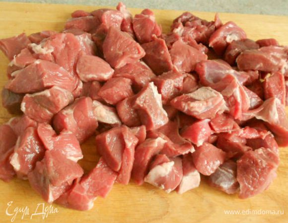 С мяса удалить жир, фасции, нарезать кусочками...