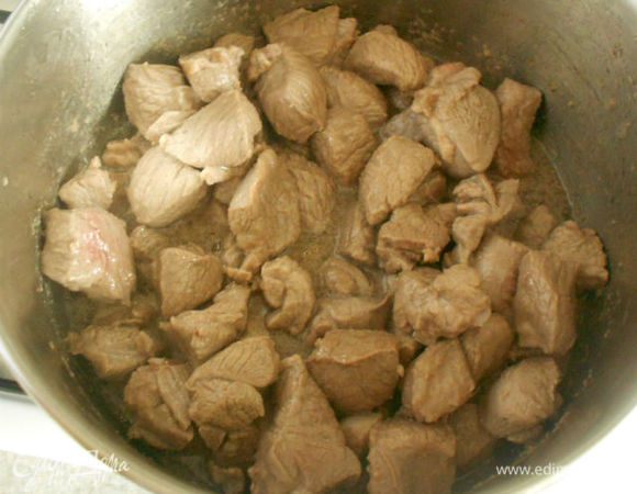  и обжарить быстро на оливковом масле до коричневой корочки в большой сковороде или в сотейнике.