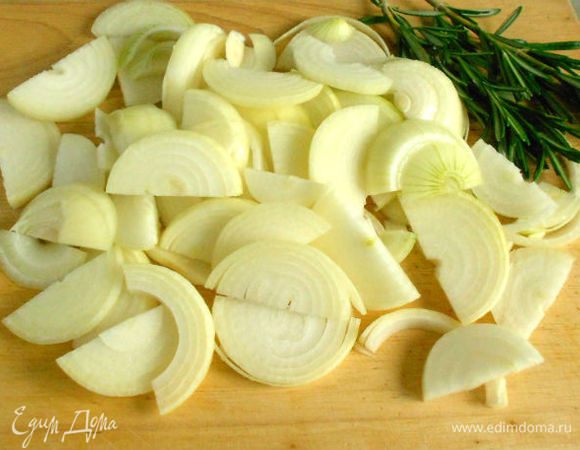 Лук репчатый нарезать полукольцами.