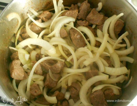 Добавить лук к мясу, перемешать и обжарить его до мягкости.