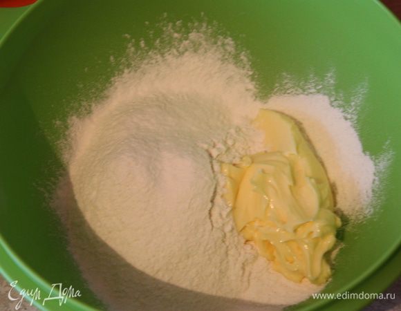 Размораживаем покупное тесто или готовим свое. Для этого просеиваем муку,солим,добавляем масло и перетираем руками до получения крошки.