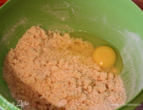  В полученную крошку добавляем яйцо.