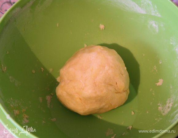  И вымешиваем до состояния однородного и не липкого теста. Заворачиваем в пленку и оставляем на 20 минут в теплом месте.
