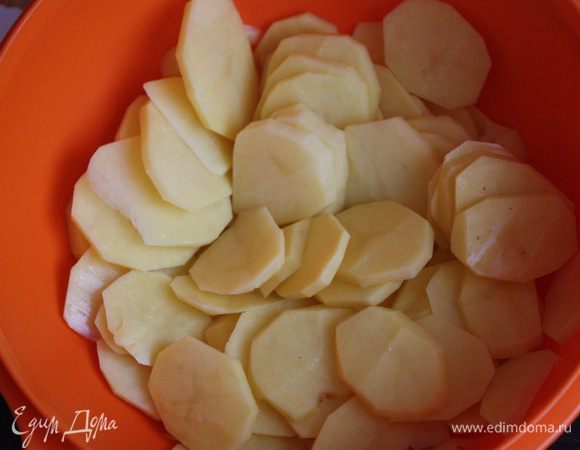 Теперь начинка. Чистим картофель и нарезаем его на тонкие кружочки (или при помощи специальной терки или ножом).