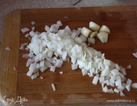 Нарезаем мелко лук,давим чеснок.