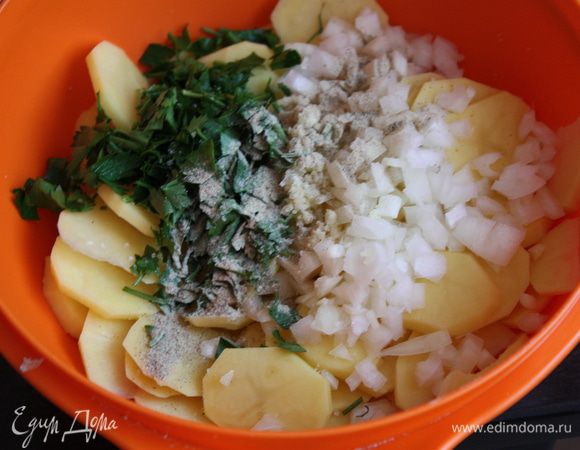 Режем петрушку и все отправляем к картофелю.Солим и перчим.