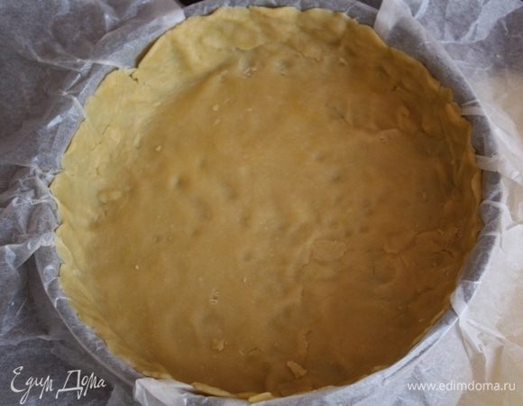 Делаем высокие бортики.Можно отправить тесто в холодильник,пока готовите начинку.