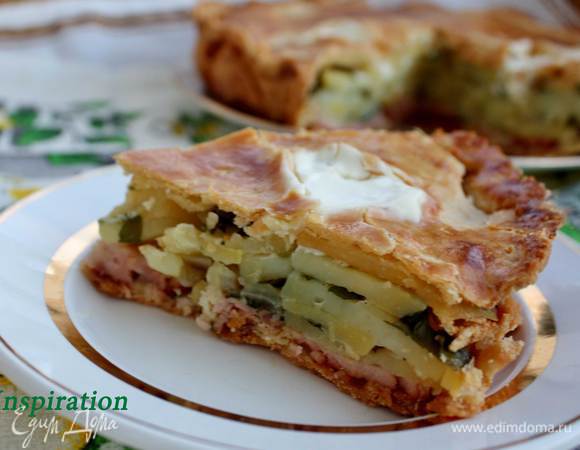 Достаньте пирог  и в отверстия выложите сметану.Дайте ей подрастаять! 