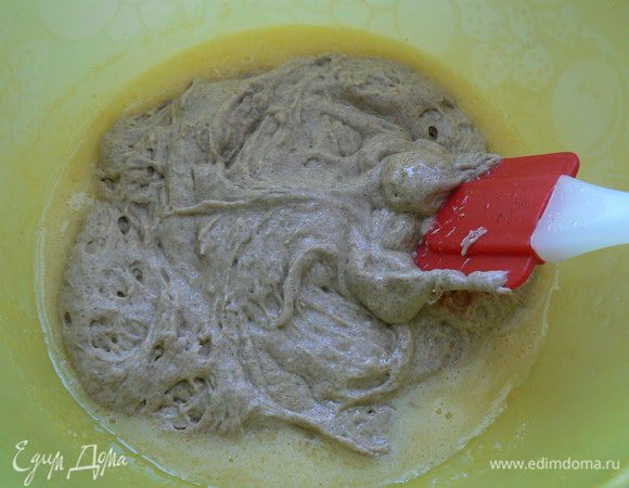 желтки растереть с сахаром, добавить закваску