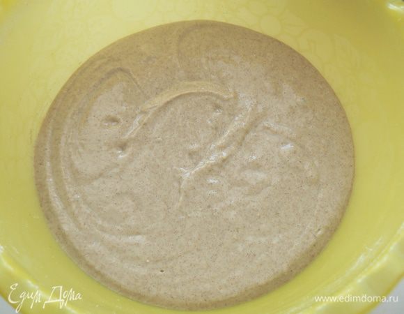 молоко, соль.Накройте емкость с тестом пленкой, чтоб поверхность не обветрилась и оставьте бродить часа на четыре при комнатной температуре. 
