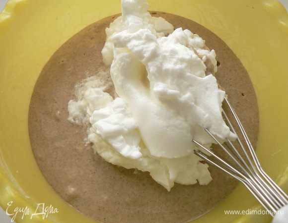 Затем хорошо взбейте белки и аккуратно введите в блинную смесь