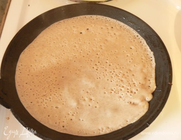 разогрейте сковороду, чуть смажьте ее растительным маслом (я окунаю кусочек картошки в масло и размазываю по сковороде) и пеките блины. 