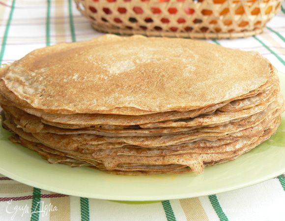 Горячие блины смажьте сливочным маслом. Такие блины хороши с разнообразными несладкими начинками.

