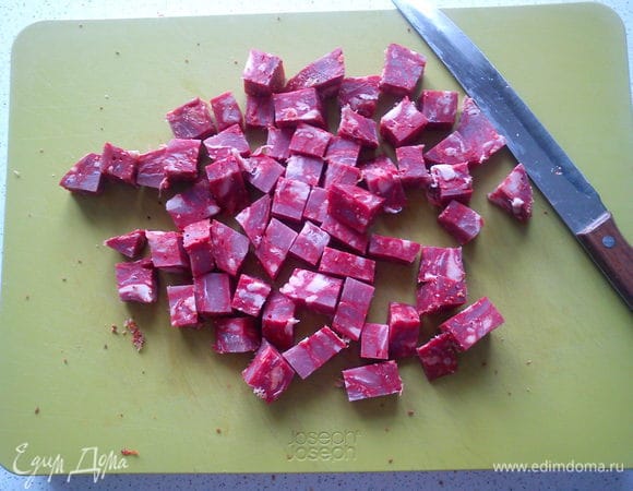 Нарезать чоризо мелкими кубиками