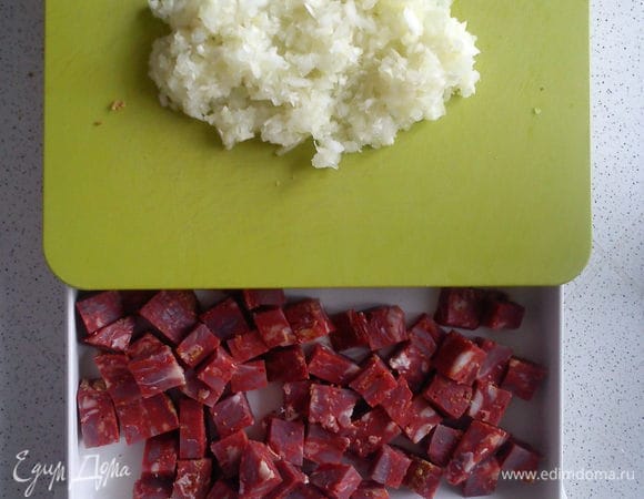 Измельчить лук и чеснок